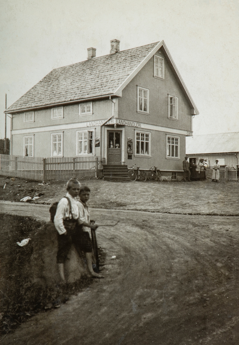 Eksteriør Harald Hansens Landhandleri og cafe. Butikk, Rokosjøen, Løten.