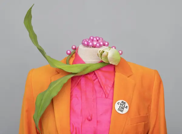 Antrekk fra "Duket for forundring. På sporet av den myke historien", Kvinnemuseets sommerutstilling 2019 laget av kulturstylist Makeløs Kristin E. Halkjelsvik. Detalj, Tulipanantrekk. I utstillingen delte Halkjelsvik sin begeistring for gjenbruk,  gammelt håndarbeid og strikkedesign. Utstilling. Utstillinger. Kvinnemuseet, Kongsvinger, Hedmark.