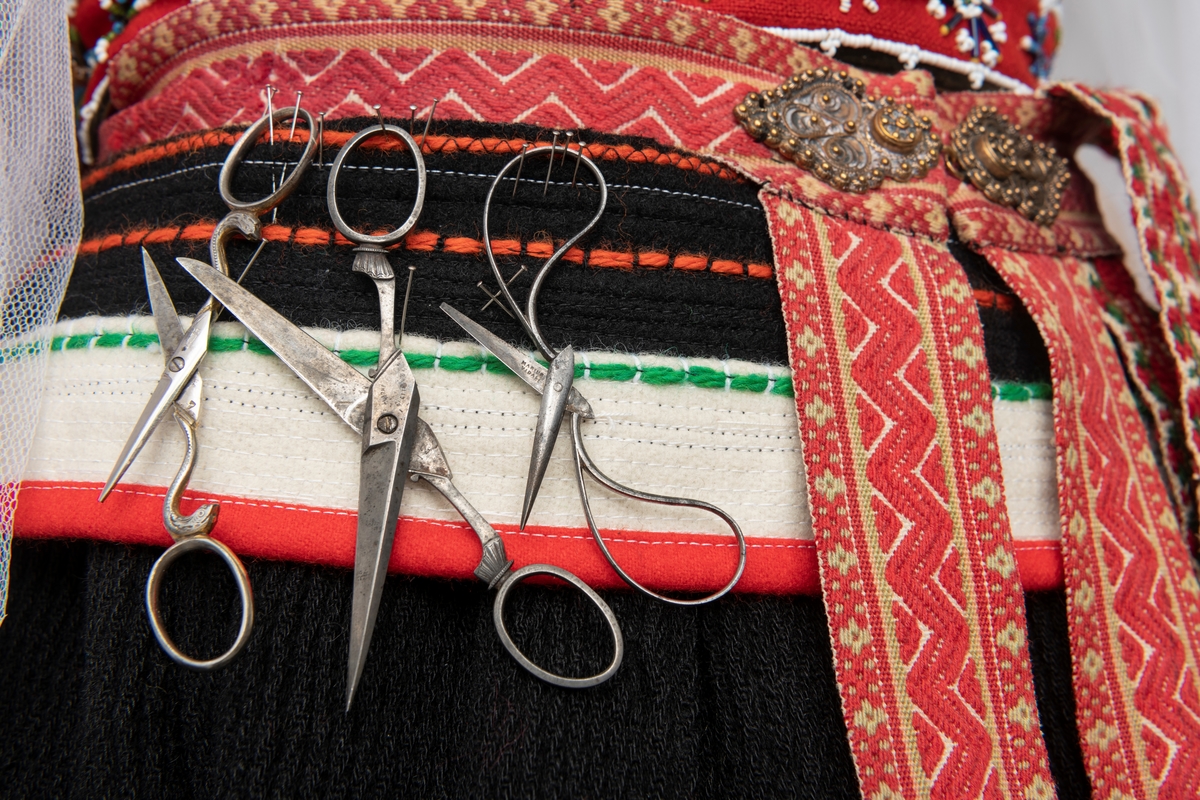 Antrekk fra "Duket for forundring. På sporet av den myke historien", Kvinnemuseets sommerutstilling 2019 laget av kulturstylist Makeløs Kristin E. Halkjelsvik. Detalj fra hovedverk. I utstillingen delte Halkjelsvik sin begeistring for gjenbruk,  gammelt håndarbeid og strikkedesign. Utstilling. Utstillinger. Kvinnemuseet, Kongsvinger, Hedmark.