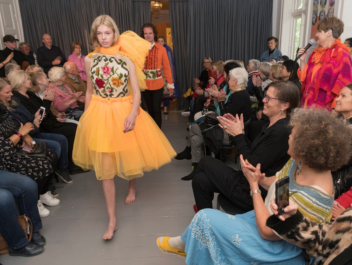 Åpning av Kvinnemuseets sommerutstilling 2019, "Duket for forundring. På sporet av den myke historien", laget av kulturstylist Makeløs Kristin E. Halkjelsvik. Under utstillingsåpningen viste  dansere fra JUMP! dansestudio forskjellige kreasjoner for publikum inne på museet.
I utstillingen delte Halkjelsvik sin begeistring for gjenbruk, gammelt håndarbeid og strikkedesign. Hun viste egne Makeløs-kreasjoner og stylede antrekk fra norske designere. Kvinnemuseet. Kristin E. Halkjelsvik. Catwalk.