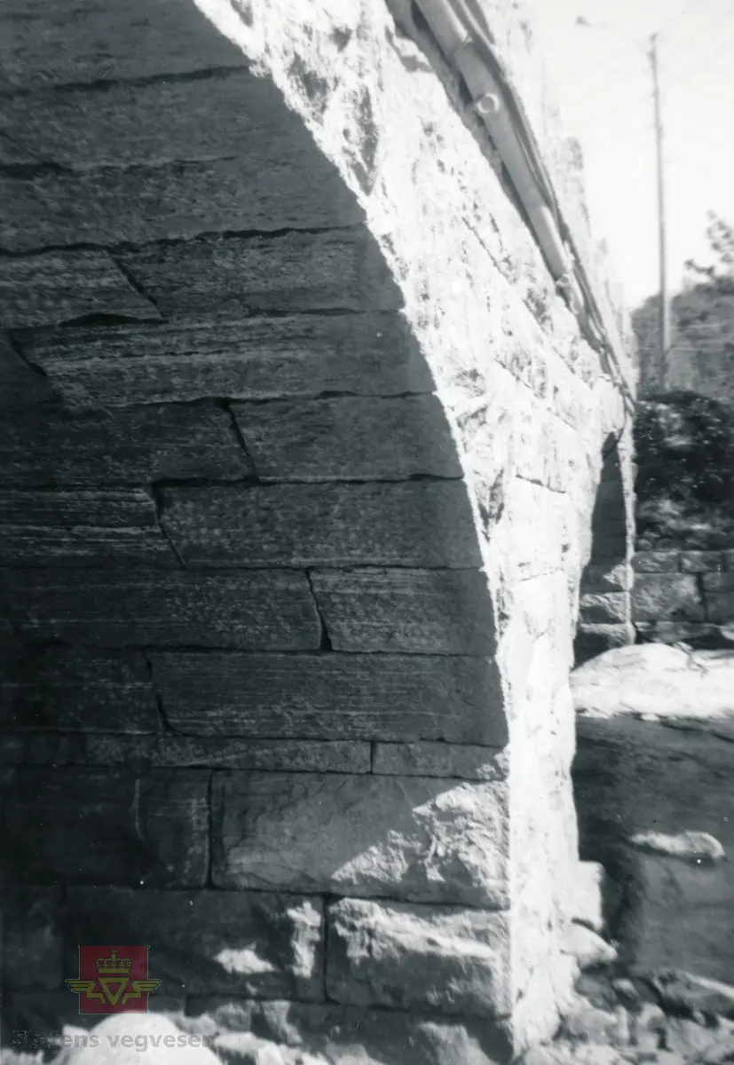 Vatne bru på riksveg 661mellom Haram og Vestnes. Detalj av steinhvelven på det eine hvelvet - tilhogget stein. Brua er en steinhvelvbru med 3 spenn og stod ferdig i 1926. Lengste spenn er på 10 meter.(Kilde: Wikipedia)