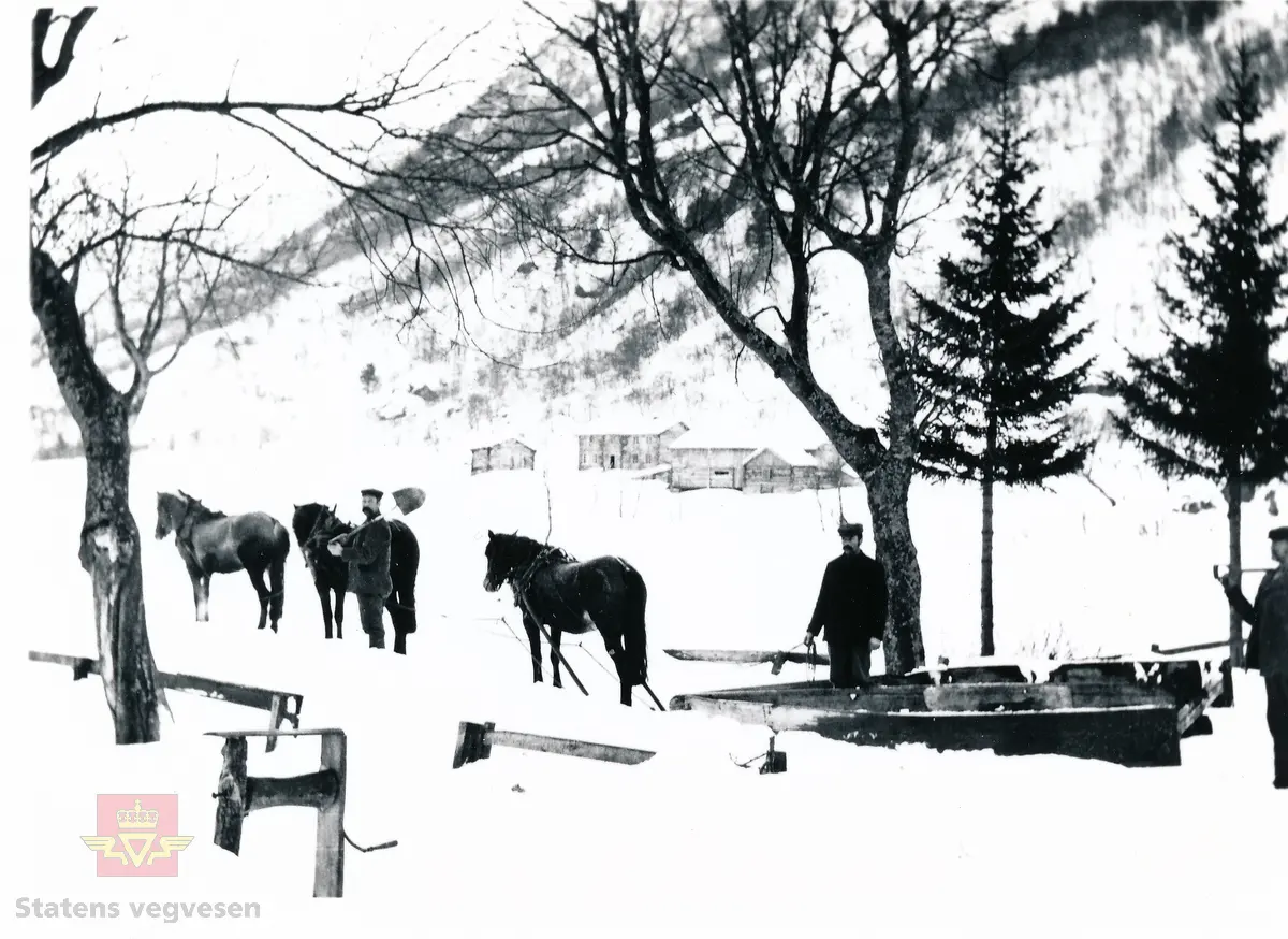 Romsdalen. Snøbrøyting. Bildet er tatt ca. 1912 like ved Søre Sæterbø og brøytemannskapet er fra venstre Andreas Sæterbø, Nils N. Løkra og Andreas J. Hersel (Fossberget). Midt i 1930 årene ble det slutt med hestebrøytingen. 

(Kilde: Ark som lå sammen med foto).

