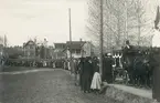 Begravningståg i samband med kyrkoherde Per Hedlunds (f. 1865 d. 1922) begravning i Torps kyrka. Vykort.