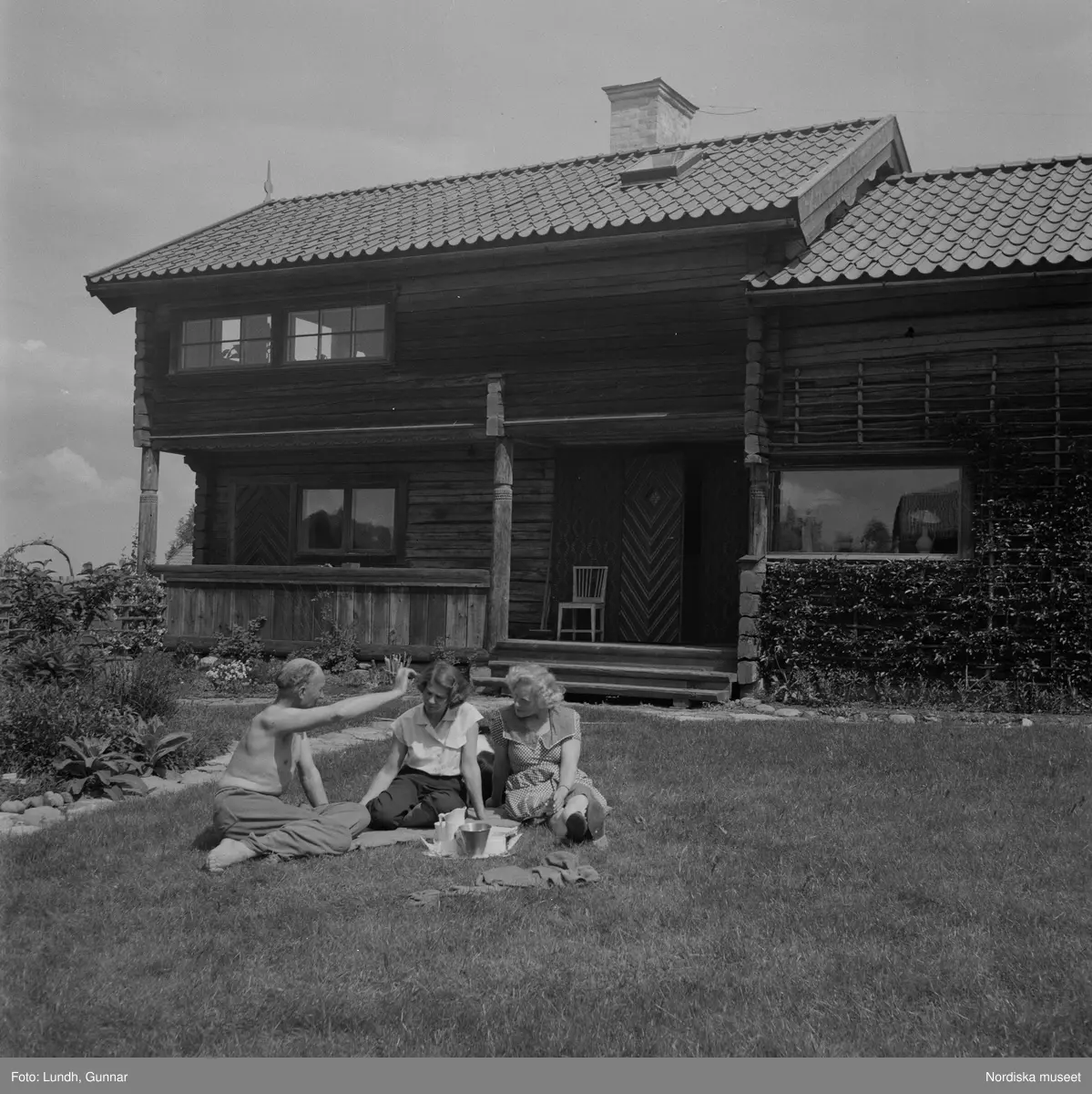 Motiv: (ingen anteckning) ;
En man borstar tänderna vid en bäck, två kvinnor och en man sitter på marken vid ett hus, exteriör av ett hus, två flickor vid en gårsgård, porträtt av en kvinna och en man som står på en äng "Fru Ljungbeck o Frans G. Bengtsson Långbergsgården" (författaren Frans G Bengtsson).