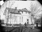 Familj utanför Östhammars missionshus, Östhammar, Uppland