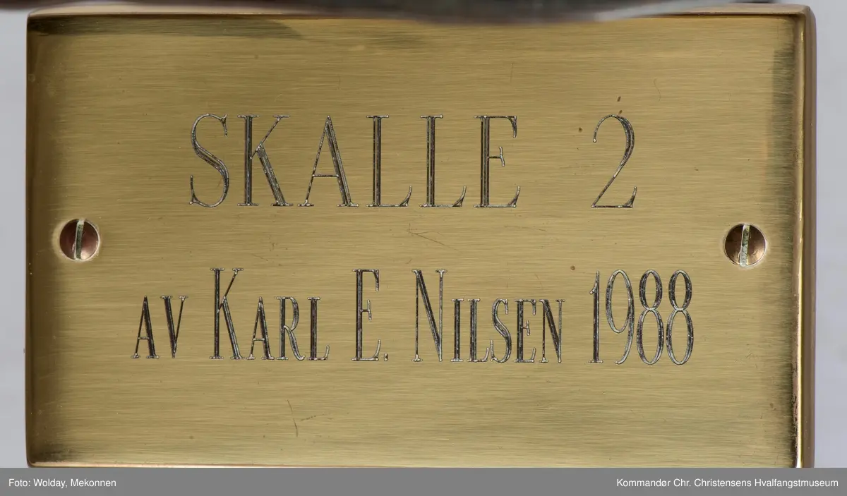 Hvalkranium  - spekkhogger "Skalle II". Skulptur på søyle.