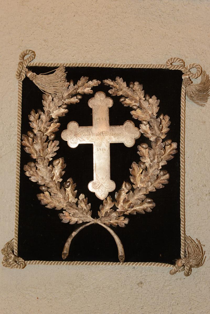 Pute med forsølvet kors og krans