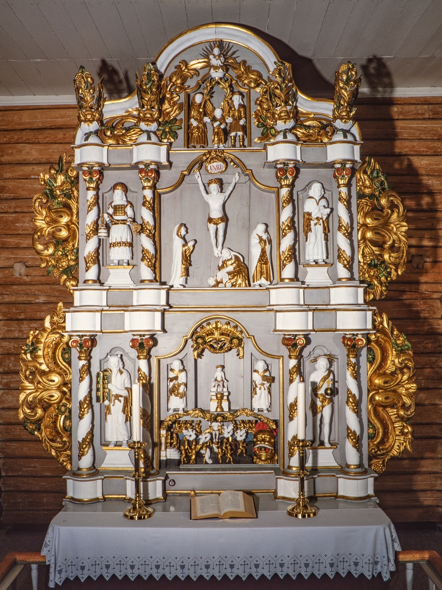 Altertavlen i Brøttum Kirke, før brannen. Altertavlen ble skåret av, laget av,  bonde og treskjærer Anders Olsen Sæther fra fra Søndre Sæter på Brøttum. Samme mann laget også altertavlen i Veldre Kirke. Tegningene til begge disse tavlene ble laget av lensmann i Ringsaker, Ole Nielsen. Altertavlen stod umalt frem til 1842. Da ble den malt og forgylt av Bård Olsen og Engebret Røhr fra Ringsaker.
Se boka: Kirker i Ringsaker, fra 1995.