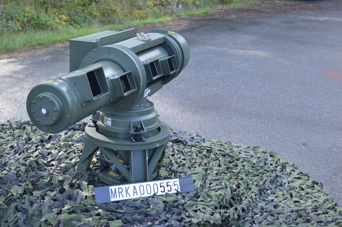 En IR-spanare arbetar passivt, dvs den sänder ej ut några signaler som exempelvis en radar. IR-spanaren känner av infraröd strålning (värmestrålning) från flygplanets motor mm.
IR-spanare jämfört med radar; kan ej upptäckas med signalspaning, är svår att störa, har hög noggrannhet i höjd och sida. Dock kan en IR-spanare ej mäta avstånd och kan påverkas av väder.
Beskrivning.
Räckvidden hos IRS 725 uppges vara 10-15 km mot stridsflyg och 6-9 km mot helikopter vid ”normalt väder”.
IR-spanarens huvud roterar med 180 varv/minut. Ett band om 5 grader i höjd avsöks, bandet höjs stegvis tills den önskade höjdvinkeln är avsökt. Normalt höjdområde är 20 grader, vilket tar ungefär 2 sekunder.
Målupptäckt är automatisk, blinkande symboler uppträder i bilden på manöverenheten. Systemet presenterar 360 grader och kan behandla 16 mål samtidigt. Manöverenheten skulle vara placerad i sammanställningsplatsen på LvS 75M.
IRS 725 blev aldrig införd vid Kustartilleriets luftvärn.