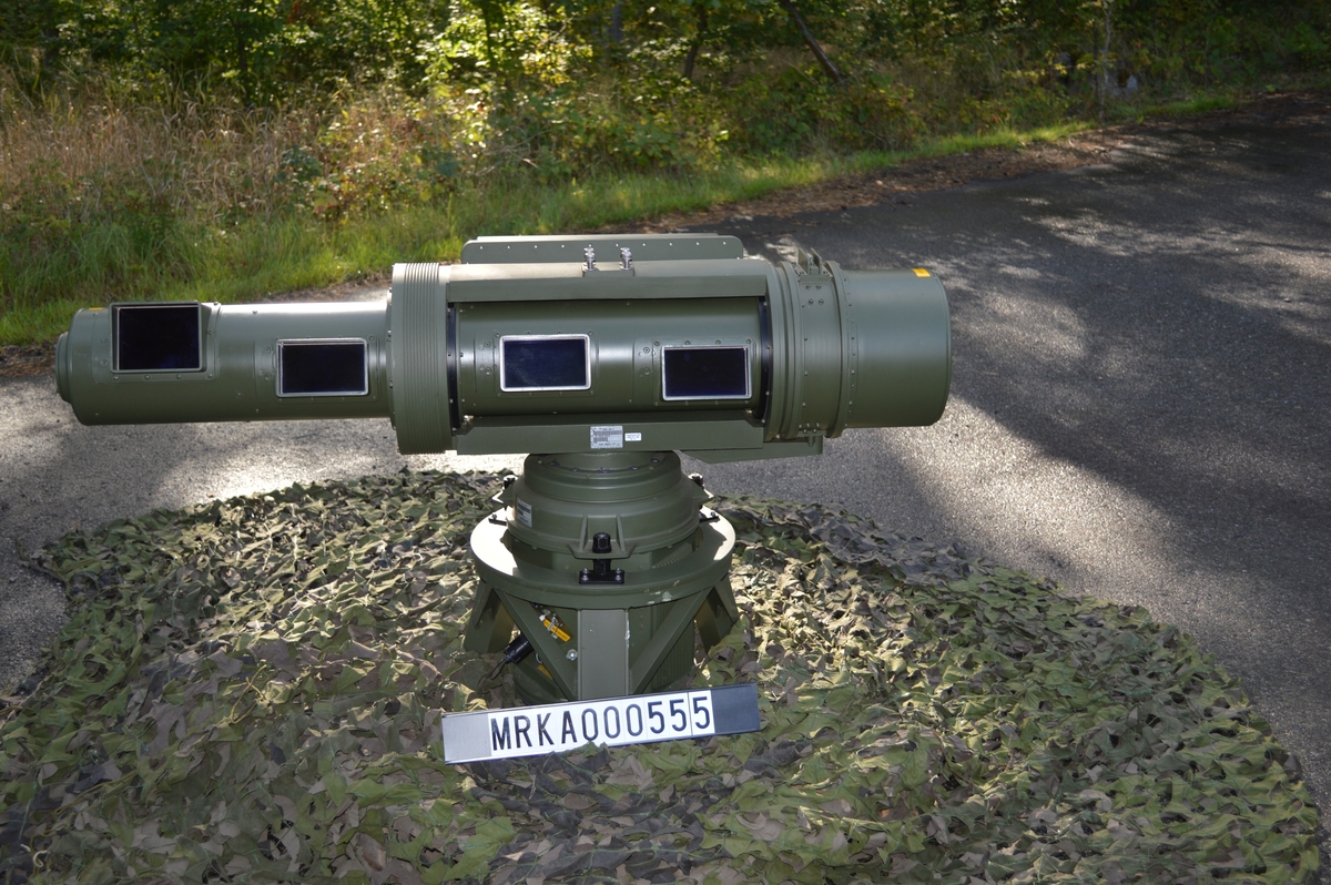 En IR-spanare arbetar passivt, dvs den sänder ej ut några signaler som exempelvis en radar. IR-spanaren känner av infraröd strålning (värmestrålning) från flygplanets motor mm.
IR-spanare jämfört med radar; kan ej upptäckas med signalspaning, är svår att störa, har hög noggrannhet i höjd och sida. Dock kan en IR-spanare ej mäta avstånd och kan påverkas av väder.
Beskrivning.
Räckvidden hos IRS 725 uppges vara 10-15 km mot stridsflyg och 6-9 km mot helikopter vid ”normalt väder”.
IR-spanarens huvud roterar med 180 varv/minut. Ett band om 5 grader i höjd avsöks, bandet höjs stegvis tills den önskade höjdvinkeln är avsökt. Normalt höjdområde är 20 grader, vilket tar ungefär 2 sekunder.
Målupptäckt är automatisk, blinkande symboler uppträder i bilden på manöverenheten. Systemet presenterar 360 grader och kan behandla 16 mål samtidigt. Manöverenheten skulle vara placerad i sammanställningsplatsen på LvS 75M.
IRS 725 blev aldrig införd vid Kustartilleriets luftvärn.