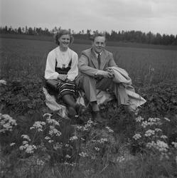 Motiv: (ingen anteckning) ;
Porträtt av en kvinna i folkdräk