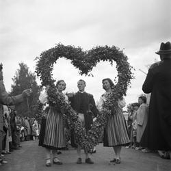 Motiv: (ingen anteckning) ;
Två kvinnor och en man i folkdrä