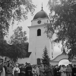 Motiv: (ingen anteckning) ;
En folksamling vid Rättviks kyrk