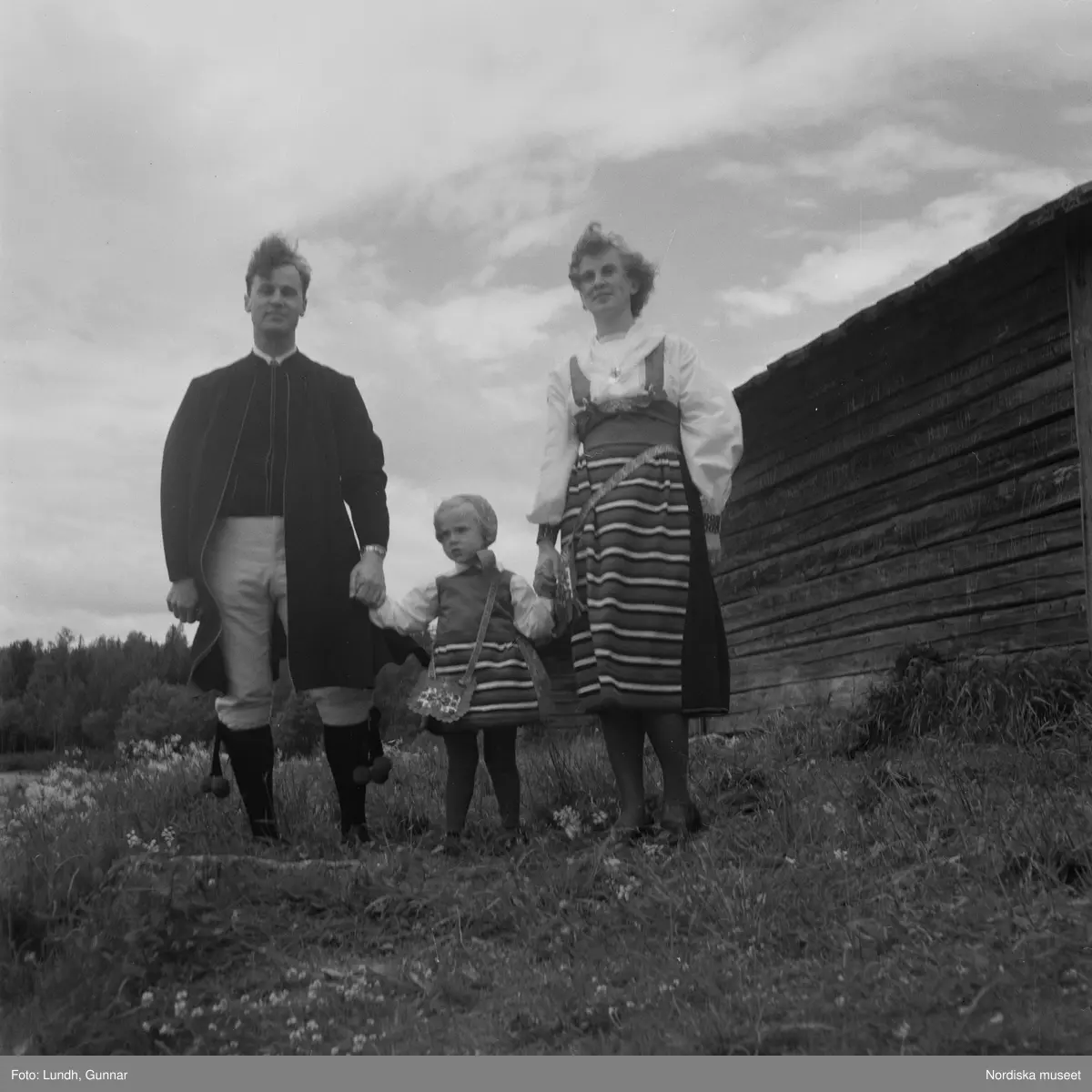 Motiv: (ingen anteckning) ;
Porträtt av en man - ett barn och en kvinna i folkdräkt, två kvinnor i studentmössor, män klädda i folkdräkt spelar fiol.