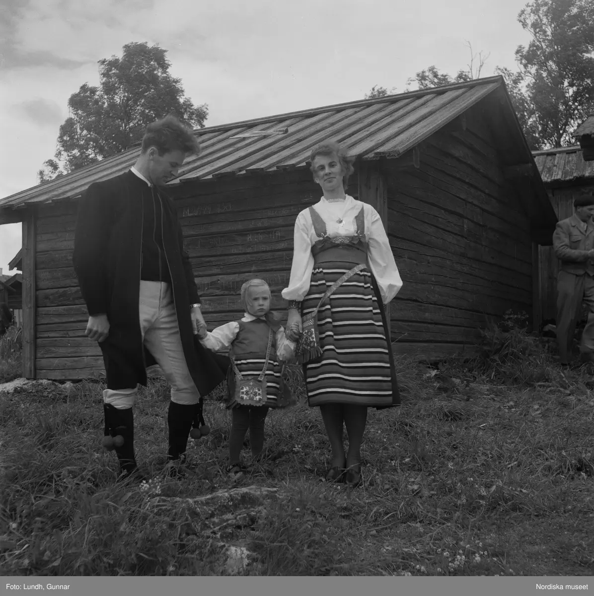 Motiv: (ingen anteckning) ;
Porträtt av en man - ett barn och en kvinna i folkdräkt, två kvinnor i studentmössor, män klädda i folkdräkt spelar fiol.