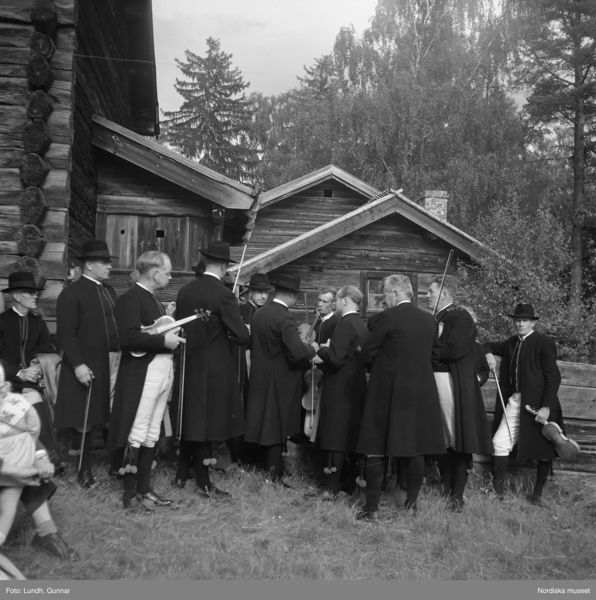 Motiv: (ingen anteckning) ;
Porträtt av en man - ett barn och en kvinna i folkdräkt, två kvinnor i studentmössor, män klädda i folkdräkt spelar fiol.