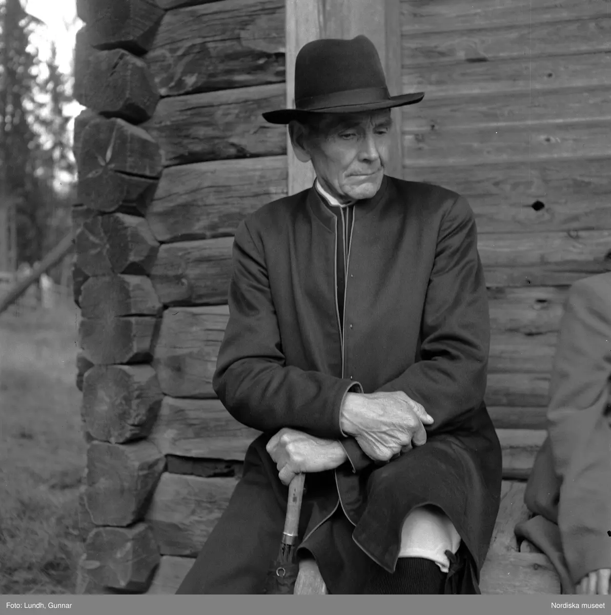 Motiv: (ingen anteckning) ;
Två män i folkdräkt håller fioler, en man i en talarstol talar till en folksamling, ett barn sitter på trapan till en talarstol, en folksamling vid en midsommarstång, porträtt av två varav ett i folkdräkt, kvinnor och män i folkdräkt dansar vid en midsommarstång.