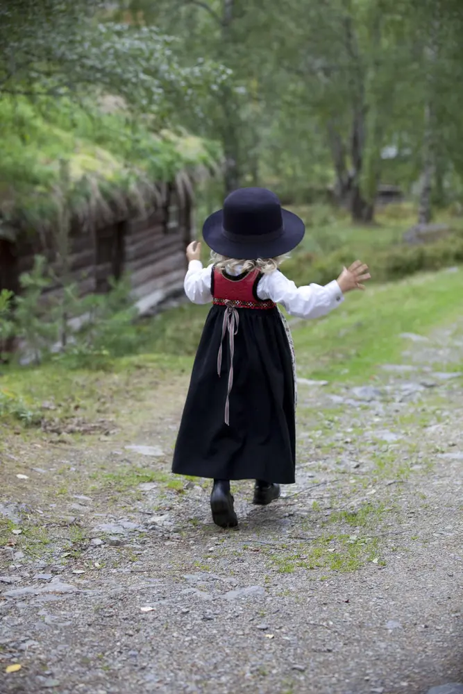 Lita bunadsjente med hatt