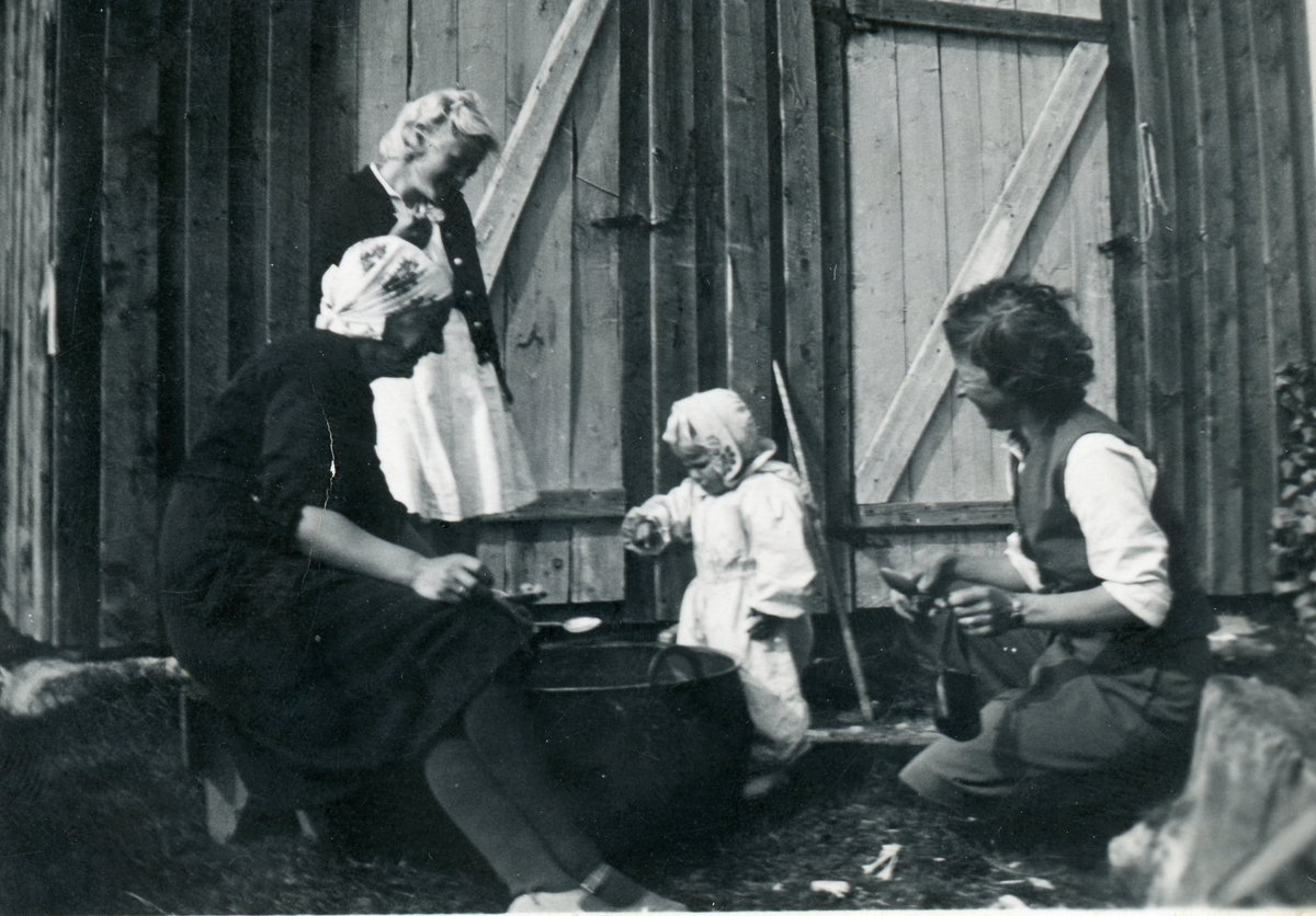 Primkoking på Lauvsjøen.
frå v. Margit Bjørnebråten Juven og Ingeborg Juven.
Dei andre er byfolk.