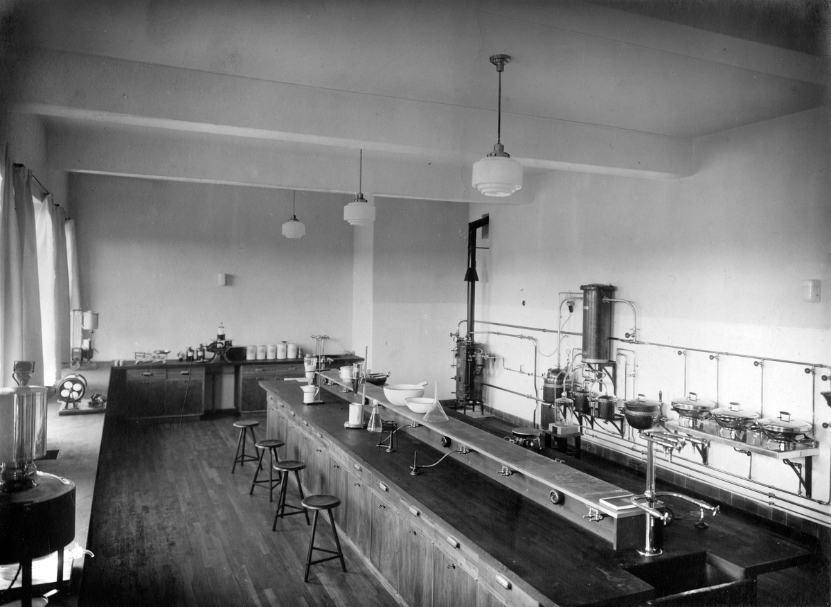 Universitetets farmasøytiske institutt på Blindern i Oslo.
Laboratoriesalen.