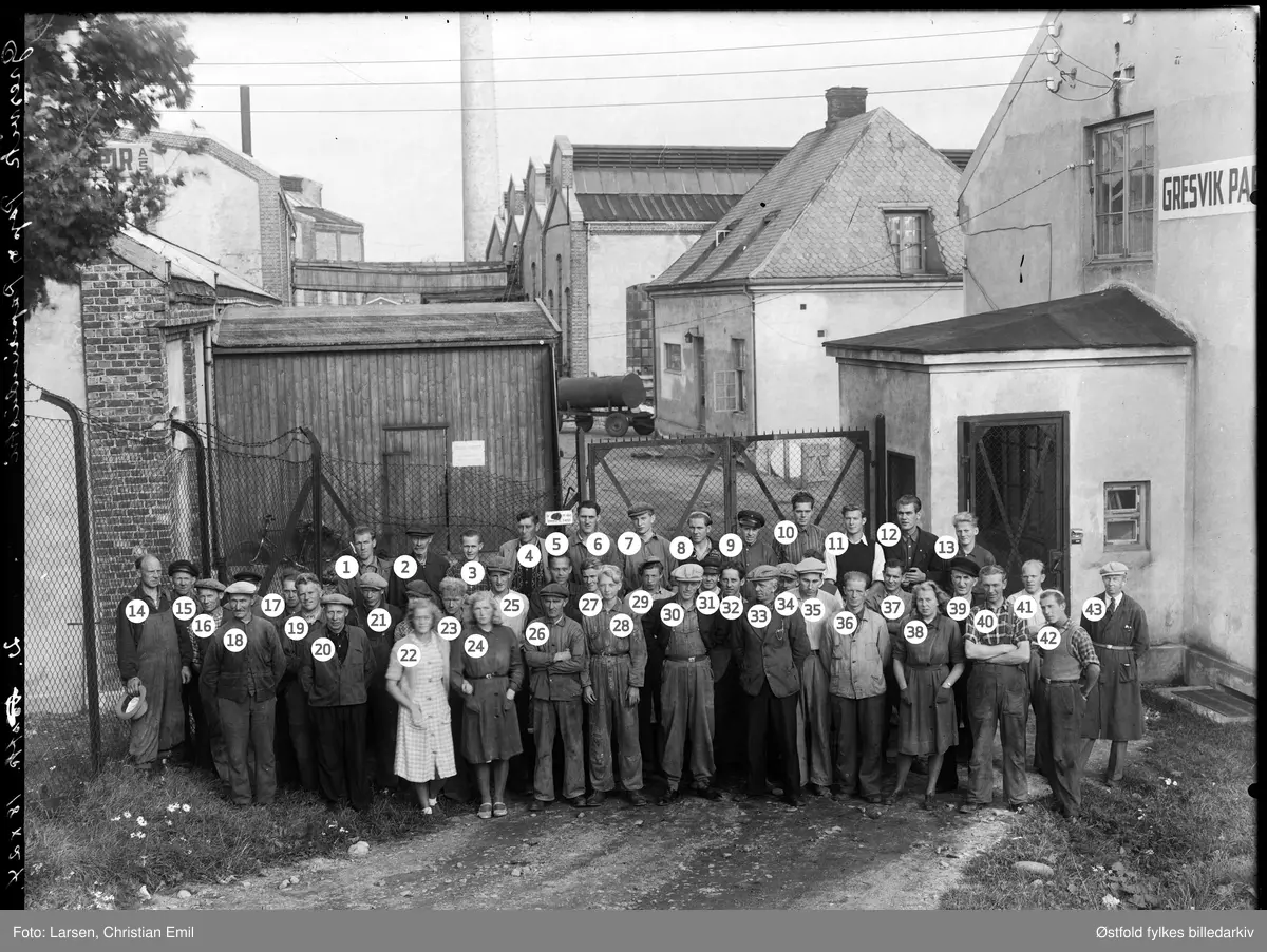Ansatte ved Gresvik Pap & Papir A/S ("Pappen")  fotografert ved fabrikkporten og vakta  i 1944. 
Idag (2019) er adressa  Gressvikveien (ved Sportssenteret på Gressvik i Onsøy. 

Det var Emil Iversen som grunnla fabrikken på Gressvik i 1931. Papirmaskinen produserte papir til bølgepapp og måtte snart erstattes av en ny og moderne pappklebemaskin til klebing av all slags papp. Fabrikken var den første i landet som klebet papp både med asfalt og lim. Dette ble brukt som grunnlag for kasser av massivpapp som ble produsert ved Sarpsborg Pap- og Papirindustri AS. I 1952-54 flyttet fabrikken til Hafslund ved Sarpsborg, og fikk navnet Glomma Pap & Papir A/S. Glomma Papp drives fortsatt i dag.

Numrene angir personenes plassering på navnekart, se bilde nummer to etter hovedbildet (piltast). På to av de 45 personene er ansiktet skjult og de kan derfor ikke identifiseres). Kallenavn i parantes. 
1. Einar Johansen
2. Aksel Kristiansen
3. Knut Arnesen
4. Ole Helgesen
5. NN
6. Johan Helgesen
7. NN
8. Ivar Stene
9. NN
10. Erling Johansen (jobbet seinere i kriminalpolitiet)
11. John Stenberg
12. Yngvar Haakensen
13. Kjell Jørgensen ("volleberget")
14. Sverre Jansen
15. Kristoffer Johansen ("koffer")
16. 17. og 18. NN. 
19. Wilhelm Reinertsen
20. NN
21. Arne Johansen ("kanin")
22. Gerd Synnøve Martinsen
23. Karsten Larsen
24. NN
25. Asbjørn Johansen ("i smærla)
26. og 27. NN
28. Egil Larsen ("sekser'n")
29. Asbjørn Jacobsen
30. og 31. NN
32. Arne Volle
33. Anker Magnussen ("døden") ("kjappesen")
34. NN
35. Henry Gjerløv (?)
36. Kristian Johansen ("børre")
37. Willy Hansen ("tusentrippærn")
38. og 39. NN
40. Johannes Jørgensen
41. Erling Johansen
42. Harry Thomassen ("jokke")
43. Jonas Iversen, papirmester