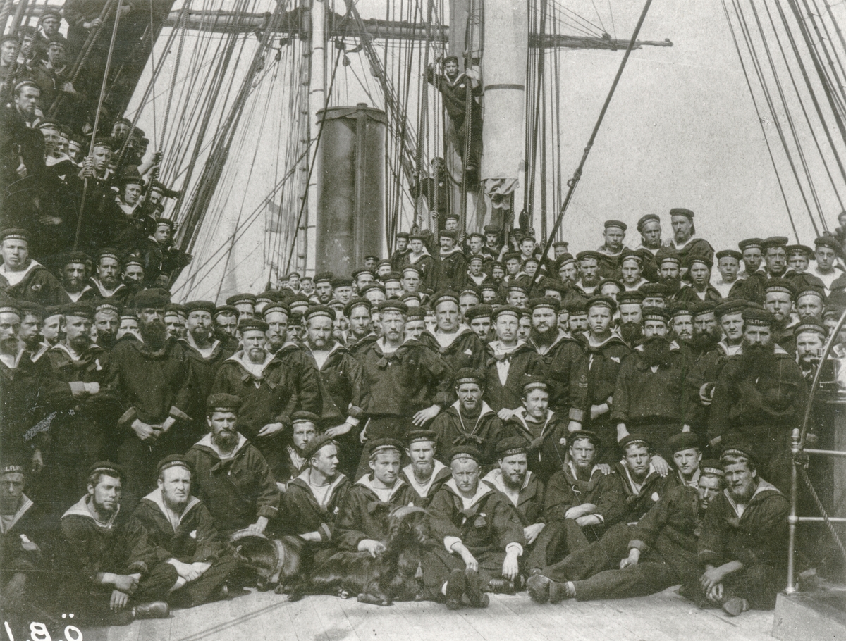 Besättning ombord på fregatten VANADIS under sin världsomsegling.