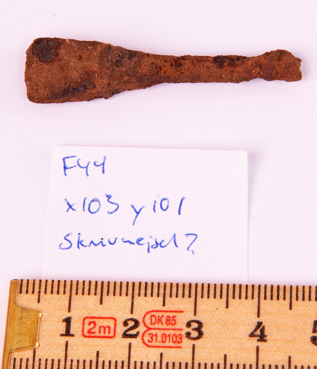 Fynd från arkeologisk undersökning 1993 i Österfärnebo, Berg 1:3
Gravhög.

Fynden består bl.a. av ett svärd, böjt, en spjutspets, ett bronsspänne, brända ben, keramik, slagg och järnfragment.