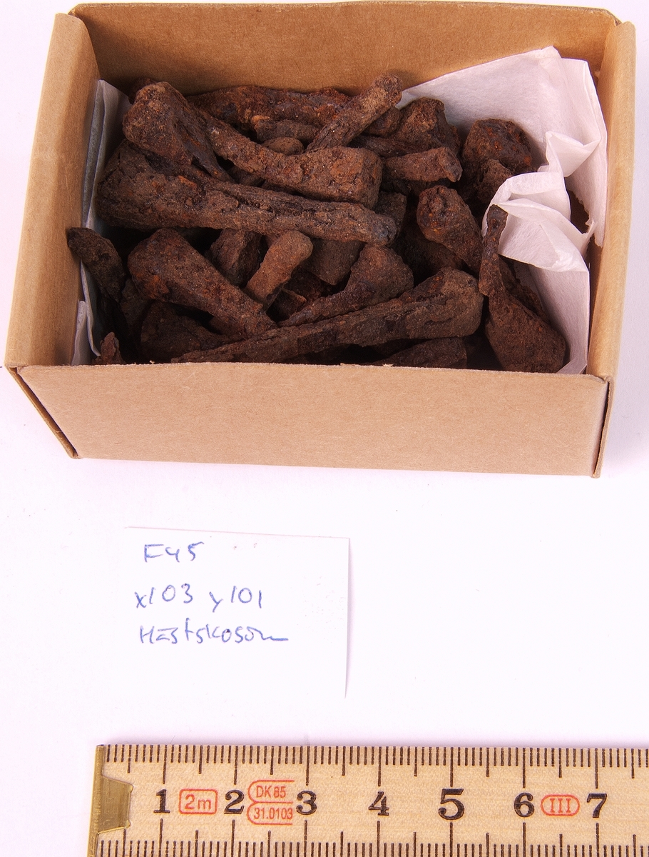 Fynd från arkeologisk undersökning 1993 i Österfärnebo, Berg 1:3
Gravhög.

Fynden består bl.a. av ett svärd, böjt, en spjutspets, ett bronsspänne, brända ben, keramik, slagg och järnfragment.