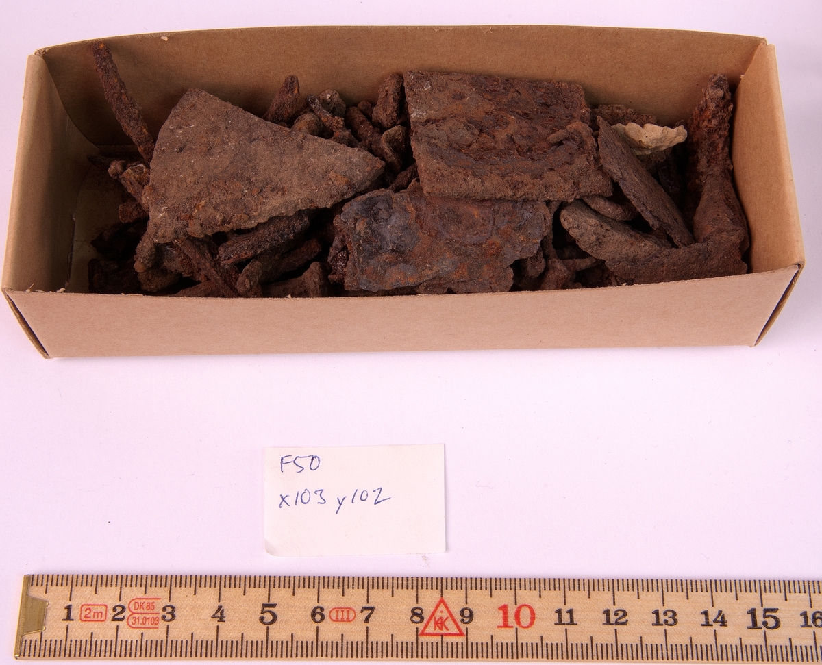 Fynd från arkeologisk undersökning 1993 i Österfärnebo, Berg 1:3
Gravhög.

Fynden består bl.a. av ett svärd, böjt, en spjutspets, ett bronsspänne, brända ben, keramik, slagg och järnfragment.