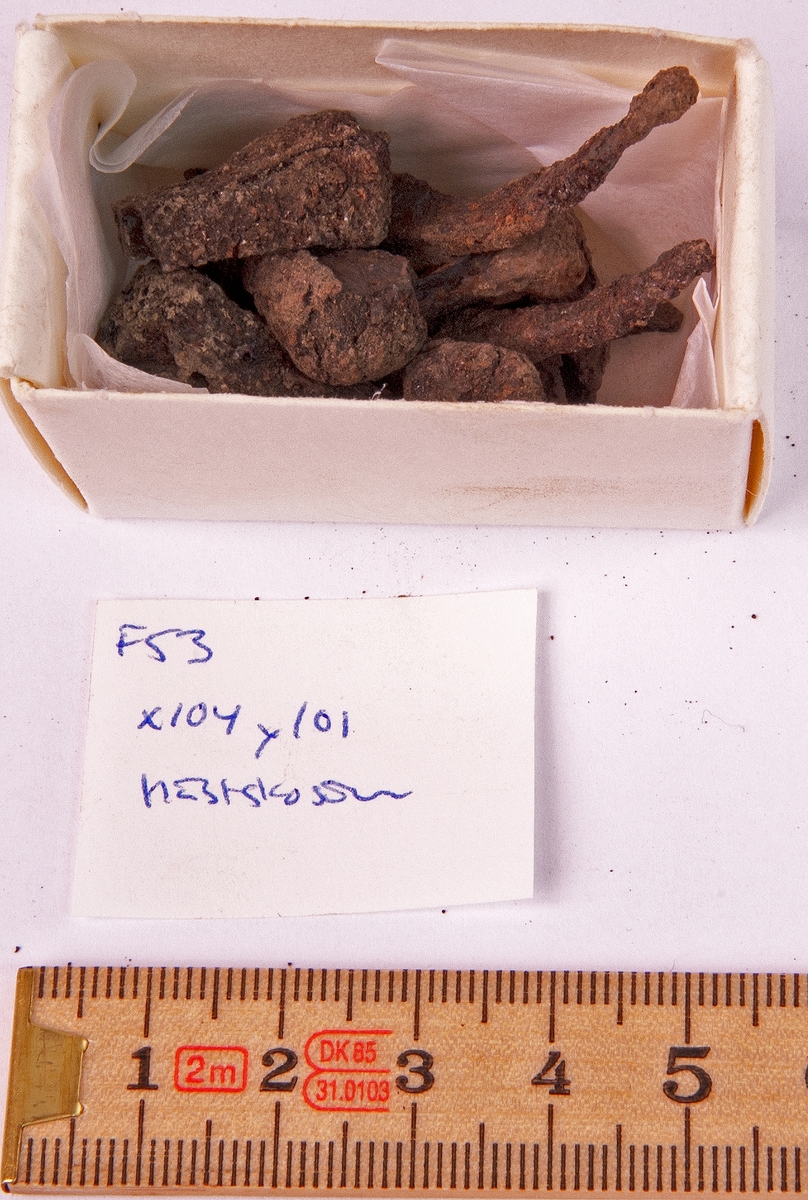 Fynd från arkeologisk undersökning 1993 i Österfärnebo, Berg 1:3
Gravhög.

Fynden består bl.a. av ett svärd, böjt, en spjutspets, ett bronsspänne, brända ben, keramik, slagg och järnfragment.