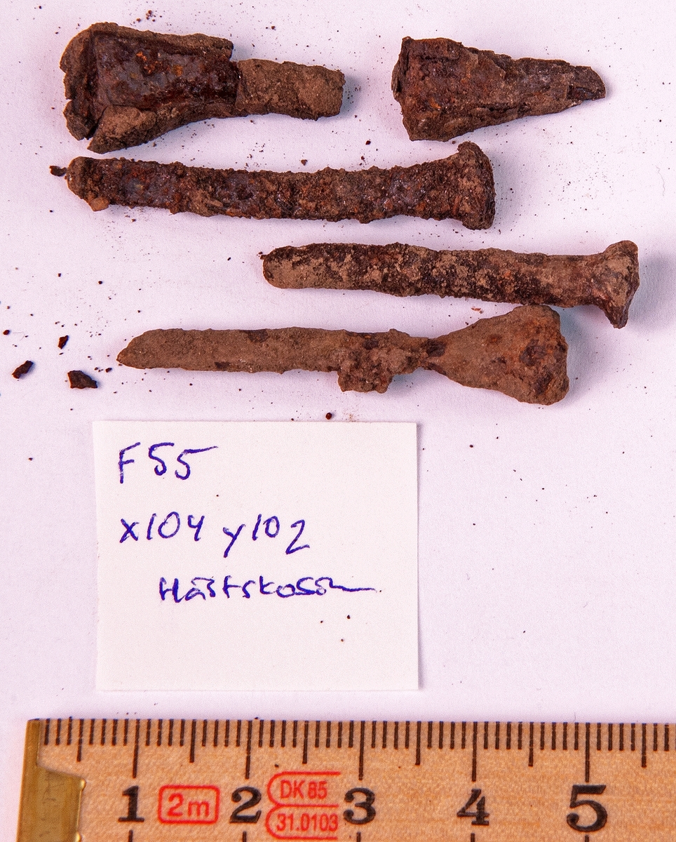 Fynd från arkeologisk undersökning 1993 i Österfärnebo, Berg 1:3
Gravhög.

Fynden består bl.a. av ett svärd, böjt, en spjutspets, ett bronsspänne, brända ben, keramik, slagg och järnfragment.