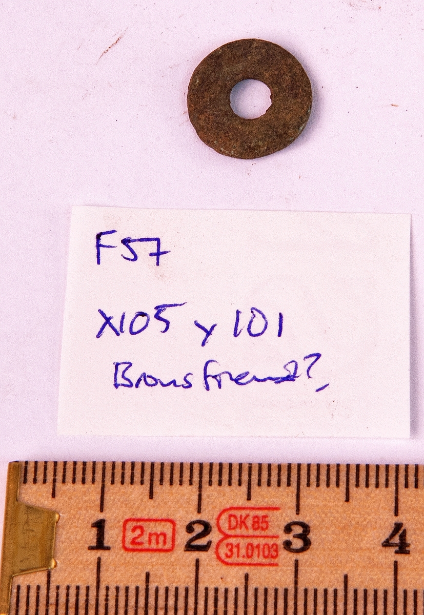 Fynd från arkeologisk undersökning 1993 i Österfärnebo, Berg 1:3
Gravhög.

Fynden består bl.a. av ett svärd, böjt, en spjutspets, ett bronsspänne, brända ben, keramik, slagg och järnfragment.