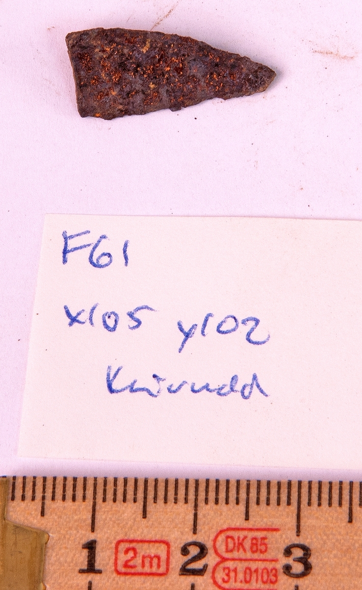 Fynd från arkeologisk undersökning 1993 i Österfärnebo, Berg 1:3
Gravhög.

Fynden består bl.a. av ett svärd, böjt, en spjutspets, ett bronsspänne, brända ben, keramik, slagg och järnfragment.