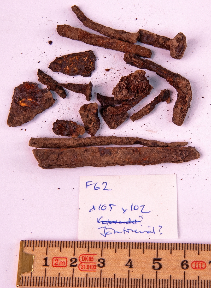 Fynd från arkeologisk undersökning 1993 i Österfärnebo, Berg 1:3
Gravhög.

Fynden består bl.a. av ett svärd, böjt, en spjutspets, ett bronsspänne, brända ben, keramik, slagg och järnfragment.