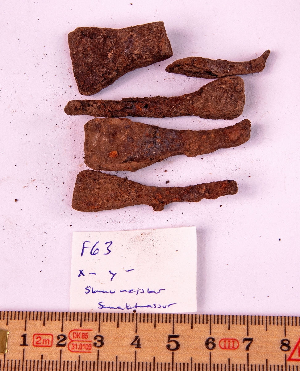 Fynd från arkeologisk undersökning 1993 i Österfärnebo, Berg 1:3
Gravhög.

Fynden består bl.a. av ett svärd, böjt, en spjutspets, ett bronsspänne, brända ben, keramik, slagg och järnfragment.