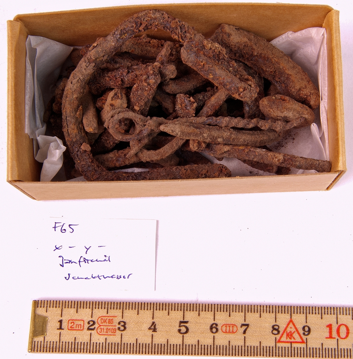 Fynd från arkeologisk undersökning 1993 i Österfärnebo, Berg 1:3
Gravhög.

Fynden består bl.a. av ett svärd, böjt, en spjutspets, ett bronsspänne, brända ben, keramik, slagg och järnfragment.