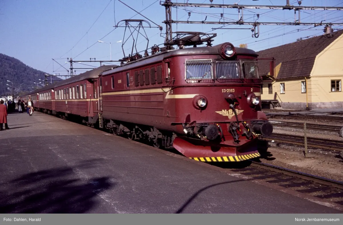 Elektrisk lokomotiv El 13 2163 med dagtoget fra Stavanger til Oslo, tog 702, på Kongsberg stasjon.