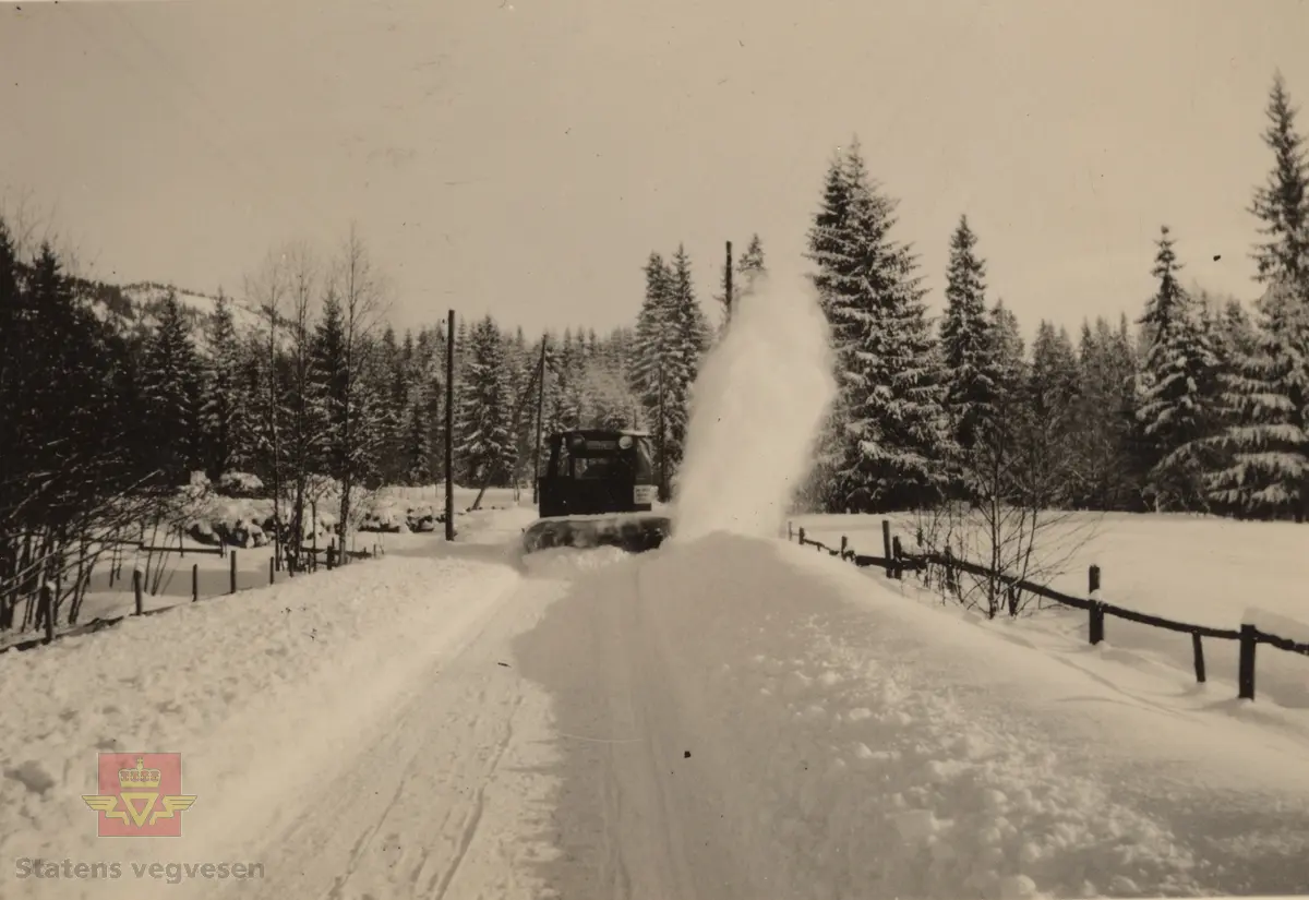 Høgsveens roterende snøplog påmontert 1,8 tonn Traffic lastebil med sin spesielle radiatorfasong, panserside og hjul. Den kjørte "Laagendalsruten" fra Statens Automobilruter  i Lågendalen 1927-1928. 
Refererer til "Meddelelser fra Vegdirektøren", Nr. 12-1928, jf. "Nyere snerydningsmetoder. Forsøk med roterende sneploger i Lågendalsruten. Av driftsbestyrer Sigurd Hagen. Der omtales to roterende ploger. Den ene roterende sneplog var den amerikanske "Snow King", anskaffet av og stillet til disposisjon for Lågendalsruten av Vestfold Fylkes Veivesen. Den andre en norsk utførelse, konstruert og forarbeidet av rutens reparatør, Ivar Høgsveen. 
Bilde 2) Traffic lastebil som ble brukt til å prøve ut Høgsveen roterende sneplog.   
Se også NVM 00-F-33674  i Relasjon/Relaterte objekter. En FWD 1918 modell med kjennetegn Z-1810 var registrert på NSB-selskapet Lågendalsruten, Larvik. 

Ref. til Meddelelser fra Veidirektøren Nr. 10- og Nr. 11-1931: "Snerydningen på våre veier vinteren 1930-1931".