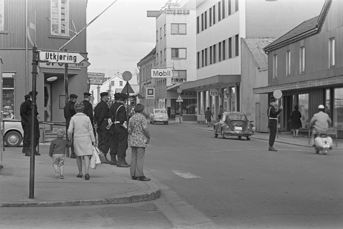 Hamar, krysset, Grønnegata, Vangsvegen. Politiaspiranter dirrigerer trafikken i Vangsvegen.