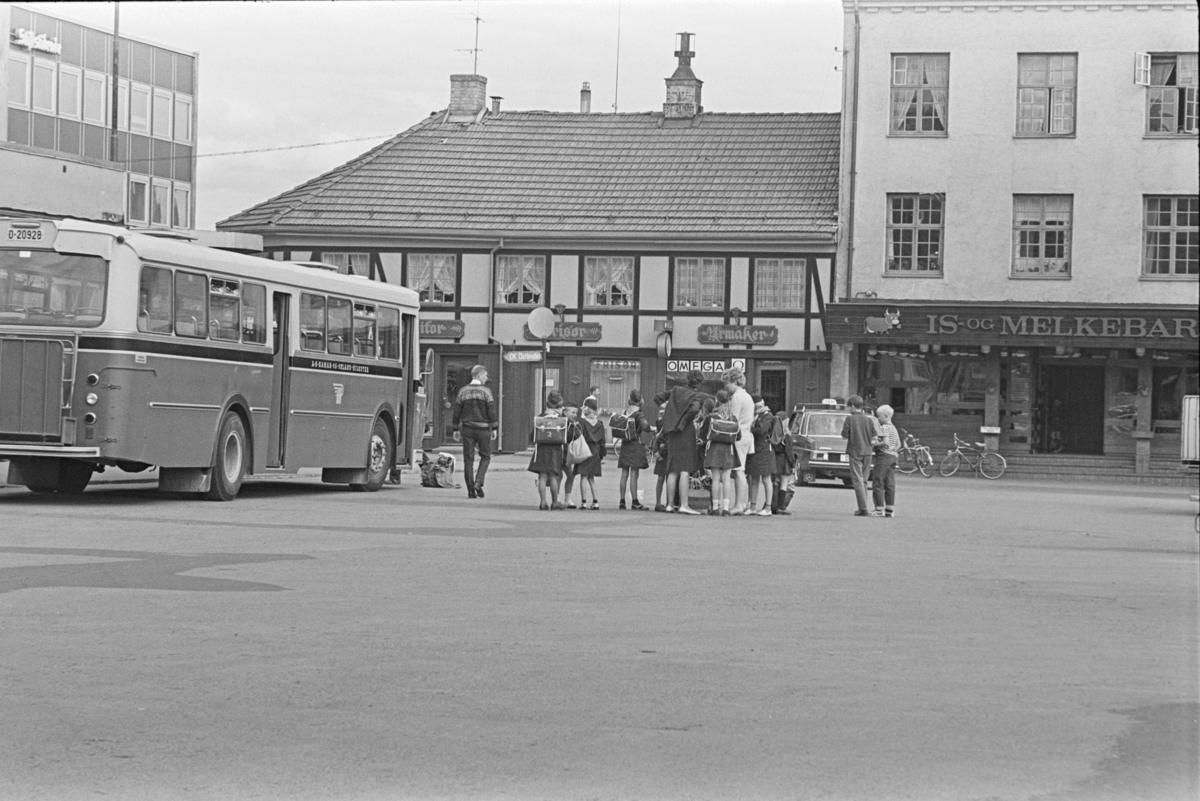 Østre torg, rutebilstasjonen, buss, speidere, Hamar.