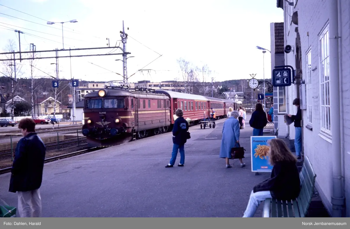 Kongsberg stasjon med persontog fra Oslo S til Bø, tog 501, trukket av ...