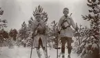 Carl Bernadotte af Wisbog och Gustaf de la Gardie från Kavalleriskolan i Umeå på skidor.