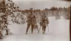 Sandström och Rhodin från Norrlands dragonregemente K 8 på skidor i Norrlandsskogen.