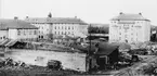 Kasernbygget i Strängnäs 1916-1923

Kaserngården 1920.
T v ser vi gymnastiksalen (by 9), i mitten kasern 7 och t h kanslihuset (by 1).