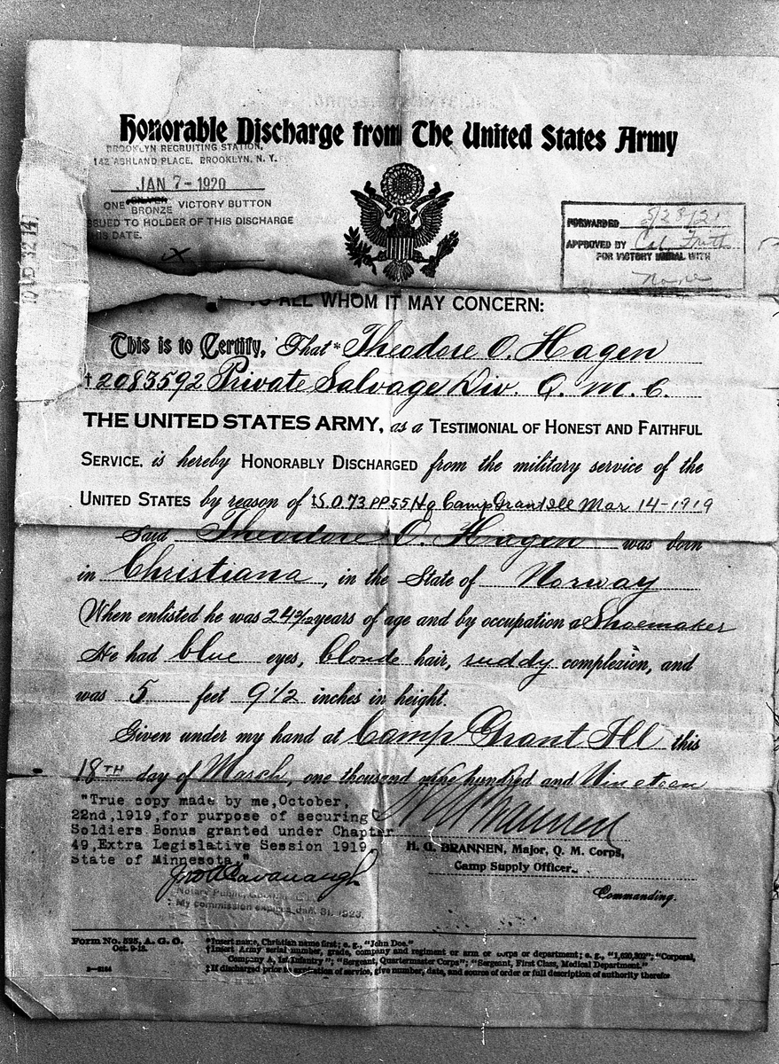 Avfotograferte innrullerings- og dimmiteringsskjema fra den amerikanske hær, datert hhv. 1918 og 1919. Navn: Theodore O. Hagen. Seks bilder, tre av hvert av skjemaene.
