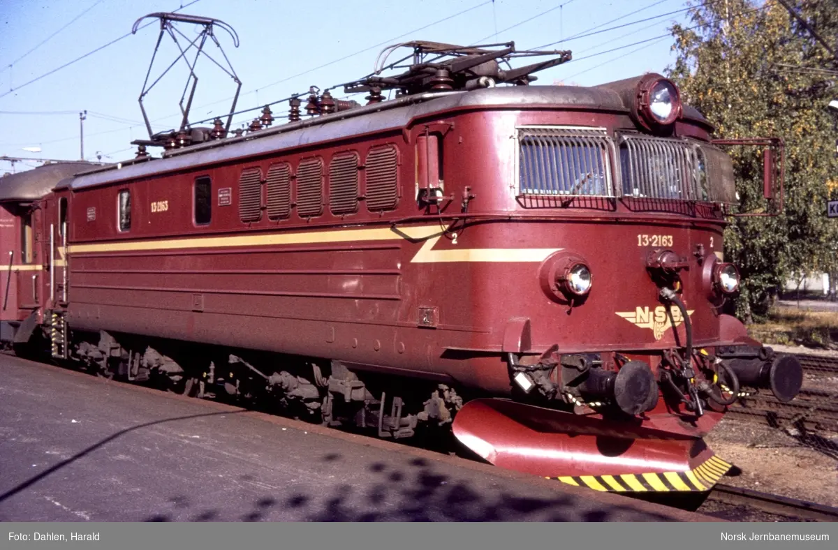 Elektrisk lokomotiv El 13 2163 med dagtoget fra Stavanger til Oslo, tog 702, på Kongsberg stasjon.