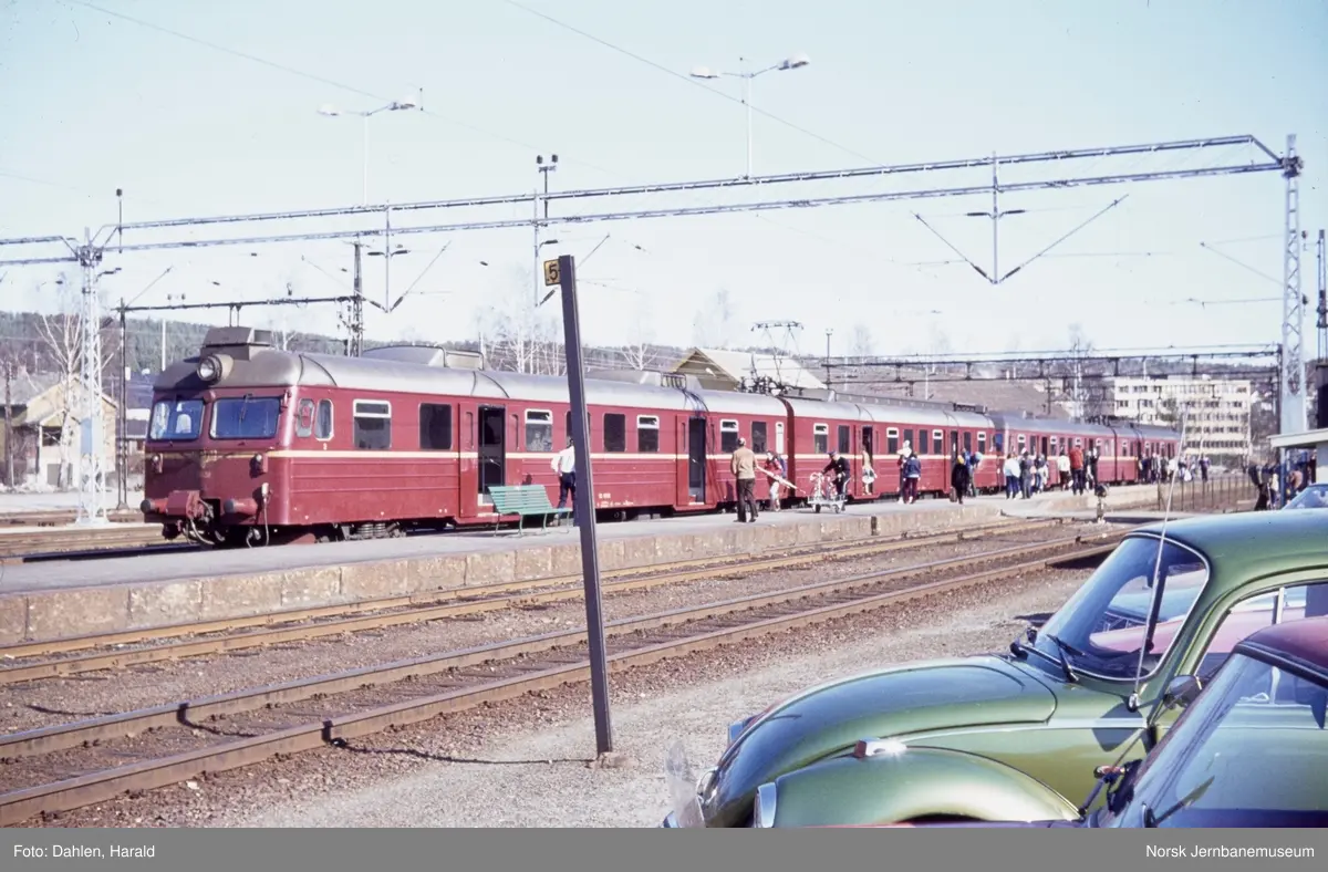 Elektriske motorvognsett type 69C (nærmest) og 69A på Kongsberg stasjon