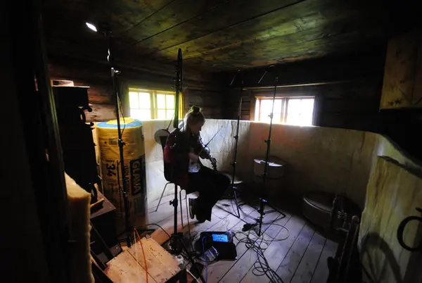 Plateinnspeling med fele i gamalt hus