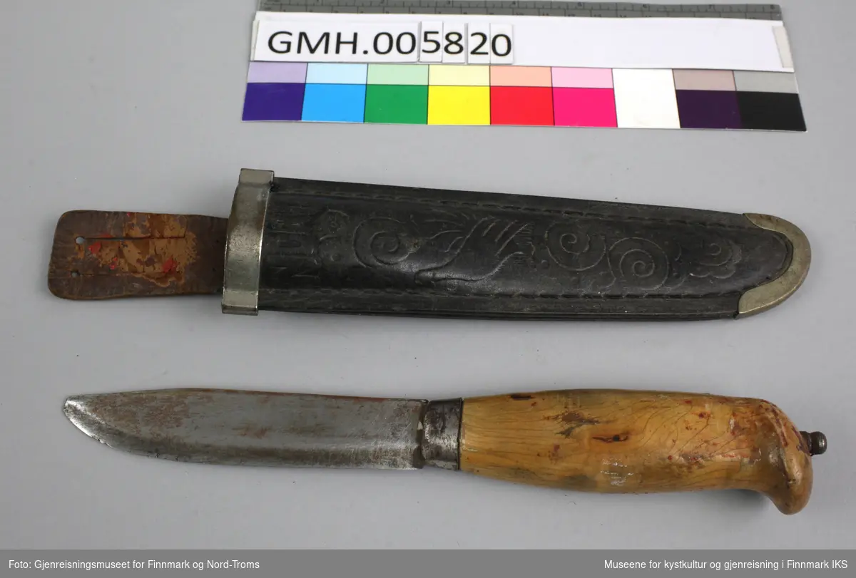 Kniven består av et håndtak av lyst tre som er transparent lakket og en klinge med avbrukket spisse. I klingen er det preget inn en referanse til produsenten "B. Knudsen Ilen Trondhjem" og anledningen kniven fikk ny eier "Krigsweihnachten 1941 Husoen". Det refereres altså til jul under krigen og mest sannsynlig til Husøya, en øy i øygruppa Tarva i Sør-Trøndelag, der det befant seg et tysk kystfort. 
Slira er laget i skinn og har et mønster innpreget på forsida som viser navnet "Norge" øverst, en fugl og florale ornamenter under. Kantene er forsterket med metall. På baksida av slira er det innpreget "Mønsterbeskyttet 14720" og i tillegg festet en holder å henge den i et belte.  