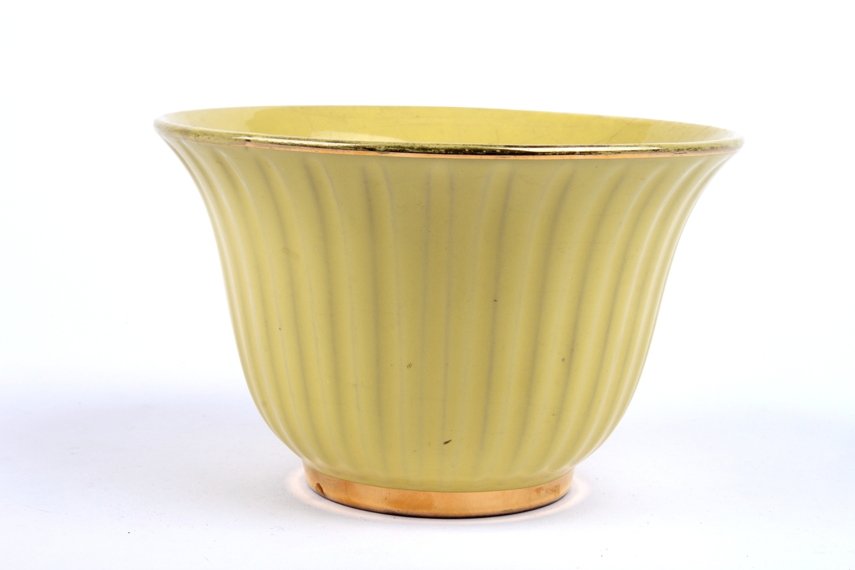 Blomsterpotte med rillet dekor og med gul, blank glasur og gullfarget kant.
